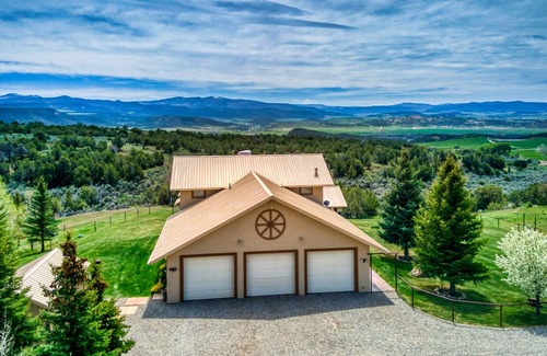 Silt House | Quiet country getaway with STUNNING VIEWS, 4 bedrooms, 3 1/2 bath, large garage.