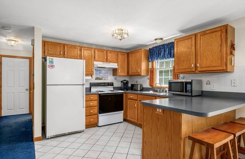 East Dennis House | Quiet Dennis Retreat – Deck, Yard & Recreation