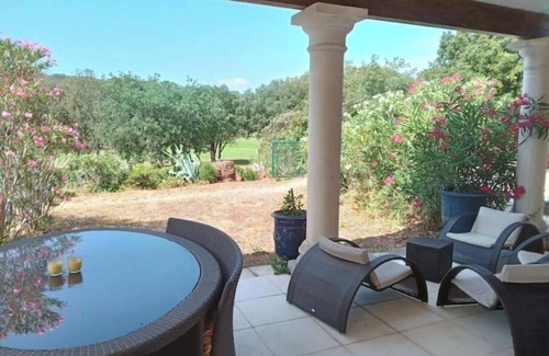 Garrigues Villa | Quiet, facing the golf course, 5 minutes from the town center, very central