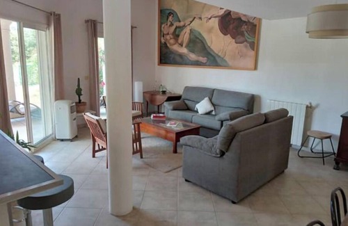 Garrigues Villa | Quiet, facing the golf course, 5 minutes from the town center, very central