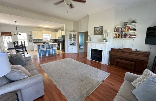 Oxford House | Quiet Family & Pet Friendly Home