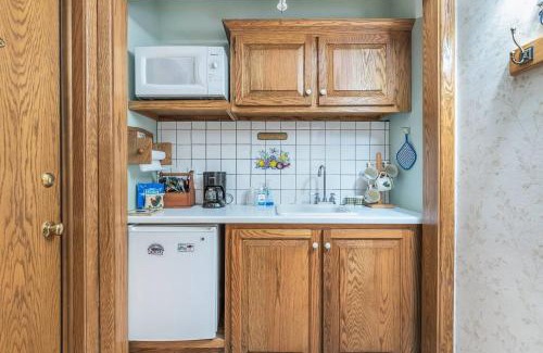 Clarks Summit House | Quiet Getaway with Queen Bed & Wi-Fi