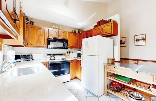 Newland House | Quiet hilltop home with decks & amazing view, right off Blue Ridge Parkway