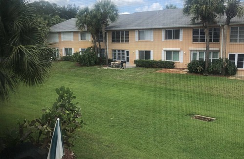 East Naples Condo | Quiet lovely 2-bed/bath condo in central Naples!