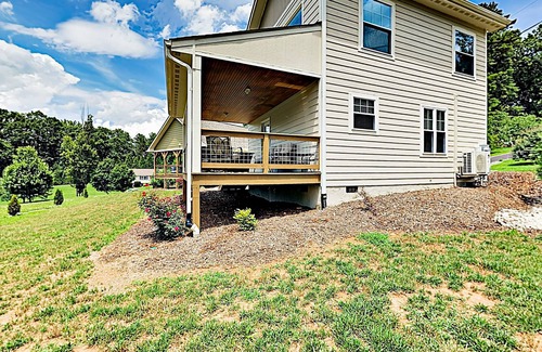 Woodfin Cabin | Quiet Mountain Oasis | Deck & Firepit | Central Locale to Downtown & Hiking