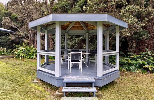Volcano House | Quiet neighborhood Across from Hawaii Volcanoes National Park