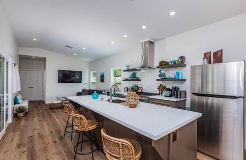 Vista House | Quiet neighborhood close to local wineries, breweries, wedding/event venues.