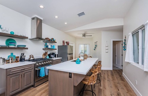 Vista House | Quiet neighborhood close to local wineries, breweries, wedding/event venues.