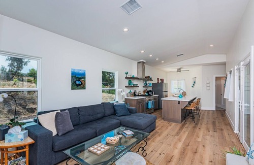 Vista House | Quiet neighborhood close to local wineries, breweries, wedding/event venues.