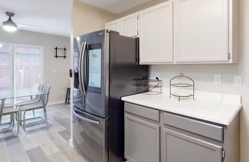 Eureka House | Quiet Oasis in Central Eureka with Wi-Fi, Tempur-Pedic Bed, Garage & EV Charger