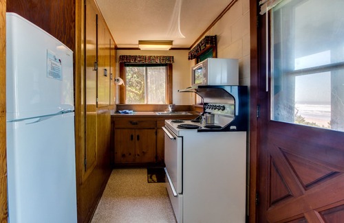 Edgewater Shores Cottage | Quiet Oceanfront Getaway with Ocean Views, Walk to Beach - Dogs Welcome