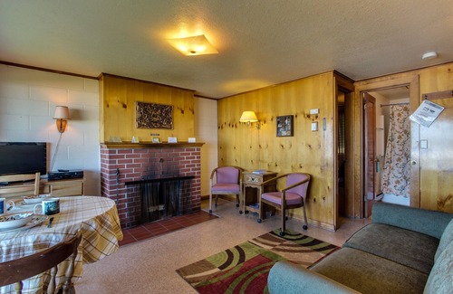 Edgewater Shores Cottage | Quiet Oceanfront Getaway with Ocean Views, Walk to Beach - Dogs Welcome