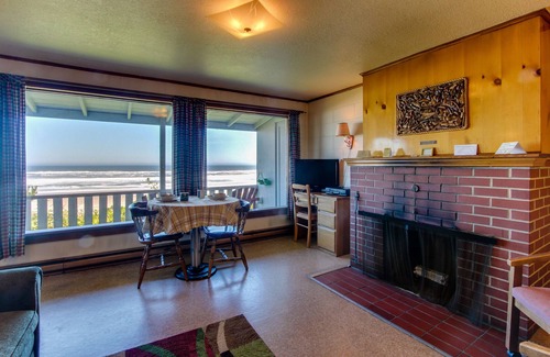 Edgewater Shores Cottage | Quiet Oceanfront Getaway with Ocean Views, Walk to Beach - Dogs Welcome