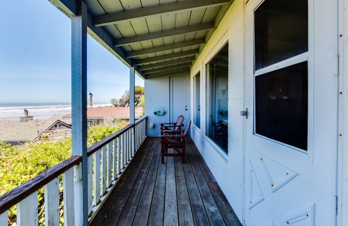 Edgewater Shores Cottage | Quiet Oceanfront Getaway with Ocean Views, Walk to Beach - Dogs Welcome