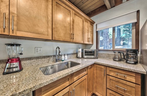 Pioneer Trail Ski Chalet | Quiet Pines Chalet - Remodel 3BR + Loft BBQ Games
