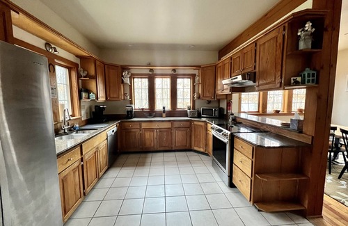 East Stroudsburg Ski Chalet | Quiet Poconos Chalet, Sleeps up to 12, Close to Skiing, Hiking, Wineries & More.