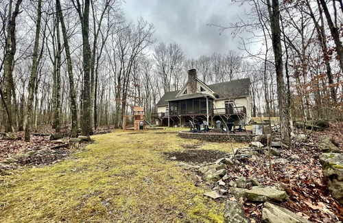 East Stroudsburg Ski Chalet | Quiet Poconos Chalet, Sleeps up to 12, Close to Skiing, Hiking, Wineries & More.