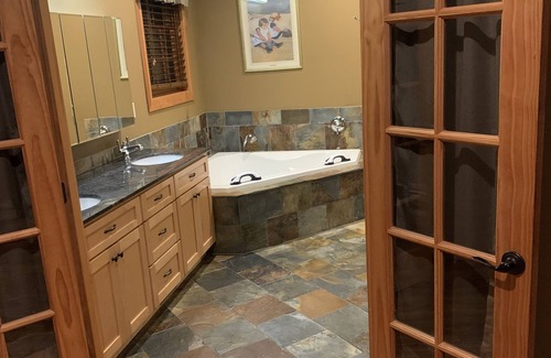 Oak Harbor Apartment | Quiet private king suite