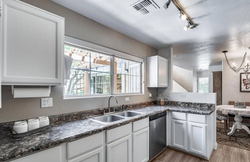 La Jolla Village Condo | Quiet & Relaxing Townhouse