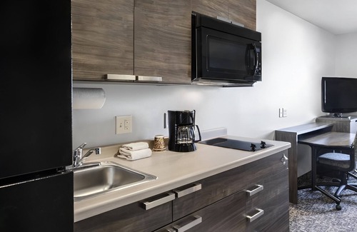 Dahlgren Hotel | Quiet Room with Full Kitchen and Outdoor Grill Perfect for Long-Term Guests