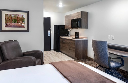 Dahlgren Hotel | Quiet Room with Full Kitchen and Outdoor Grill Perfect for Long-Term Guests