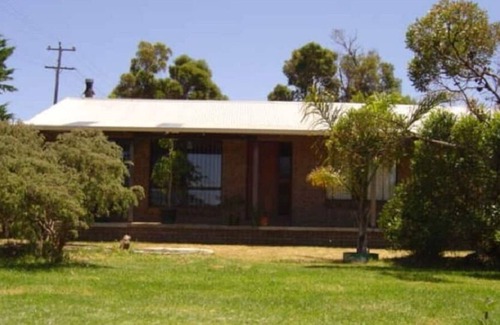 Ocean Beach House | Quiet, secluded 3 bedroom cottage near Ocean Beach