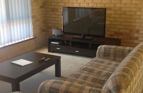 Ocean Beach House | Quiet, secluded 3 bedroom cottage near Ocean Beach