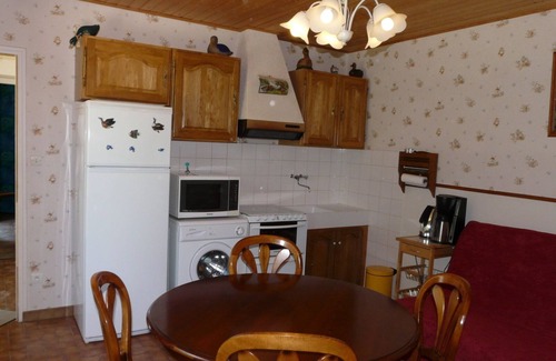Surgeres Cottage | Quiet, single-storey gîte for 4 people