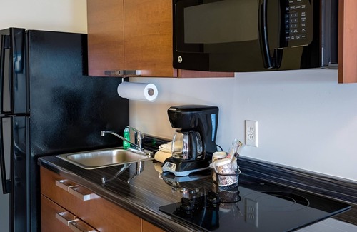 Wixom Hotel | Quiet Stay with Home Comforts Near Lyon Oaks County and Suburban Collection