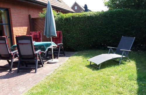 Warwerort Apartment | quiet terraced apartment, bike shed, 500m to sea and golf course.