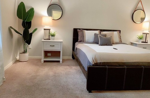 Fondren House | Quiet Townhome within distance of Bars, Hospitals, football Stadium