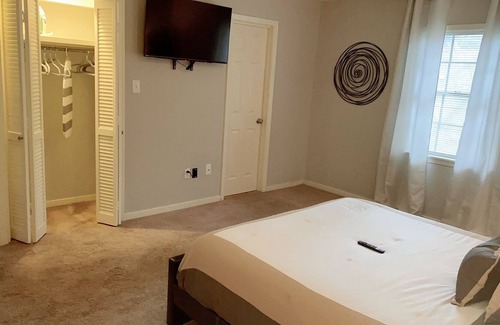 Fondren House | Quiet Townhome within distance of Bars, Hospitals, football Stadium
