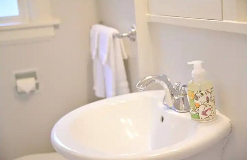 Ravenna House | Quiet UW cottage by Ravenna park-Perfect location by Zen Living