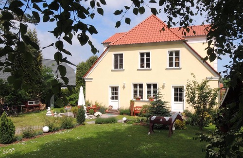 Ostseebad Prerow Apartment | Quiet, WLAN, garden, forest, path to the west beach, gr. Parking lot, suitcase carrier b. Bd.