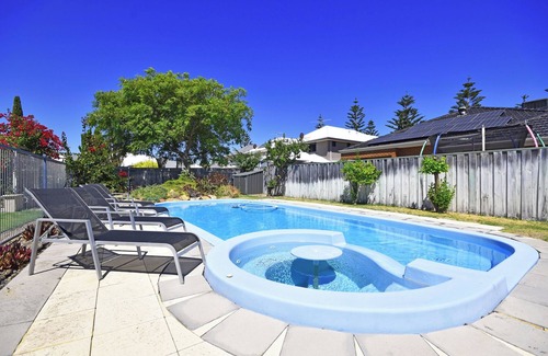 Quinns Rocks House | QUINNS RETREAT 4 bedroom 2 bathrooms with pool