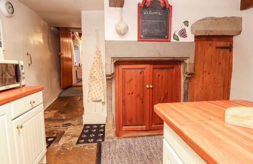 Preston Cottage | QUIRKY IN CHIPPING, pet friendly, with open fire in Chipping