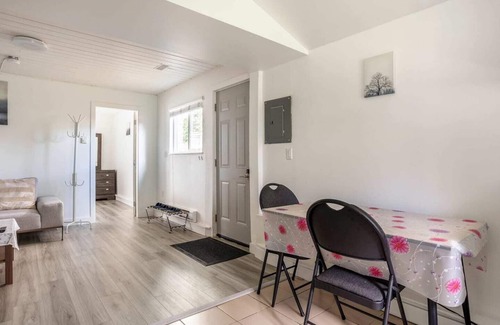 Richmond House | Quite and Convenient 1 Bed 1 Living Fiber Gig WiFi/AC/Parking/Near YVR