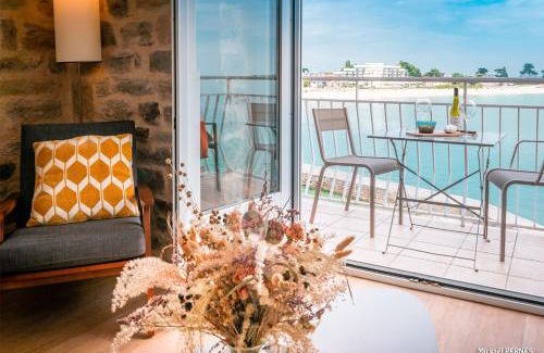 Larmor-Plage Apartment | RÉF 236 - LARMOR-PLAGE type 2 avec 3 balcons pleine vue mer et au pied du centre