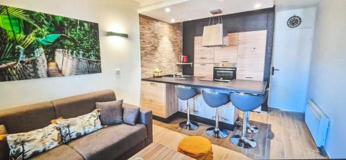 Golfe Juan Apartment | Résidence de Vacances avec Piscine & Transat, à 2 minutes des plages - Bât n2