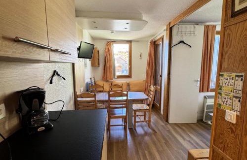 Belle Plagne Apartment | Résidence Pierre De Soleil - Studio cosy · Skis aux pieds MAE-3617
