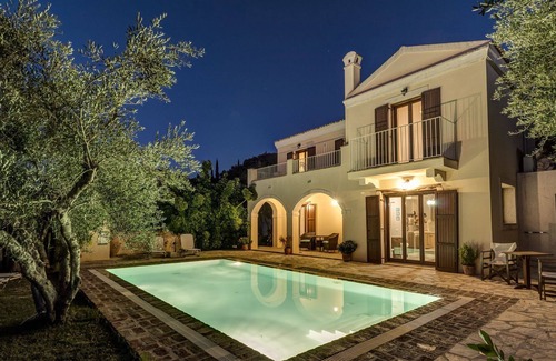 Kavvadades Villa | R 3099 Villa Fell With Air Conditioning.Coffee Facilities & Bottle of Wine