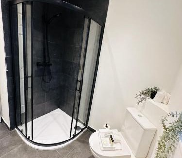 Cradley House | R2 - Private Room in a Newly renovated House with its own Kitchenette and Lounge in Birmingham - Quinton