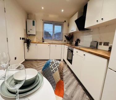 Cradley House | R2 - Private Room in a Newly renovated House with its own Kitchenette and Lounge in Birmingham - Quinton
