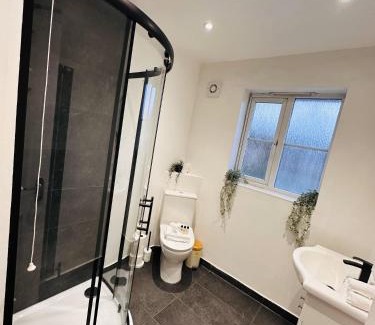 Cradley House | R2 - Private Room in a Newly renovated House with its own Kitchenette and Lounge in Birmingham - Quinton