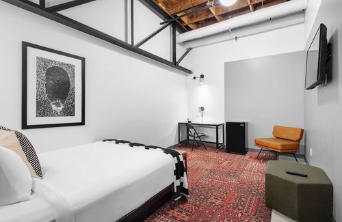 People's Freeway Hotel | Rafter Room at evo Hotel, Free Parking, Dogs are Welcome!