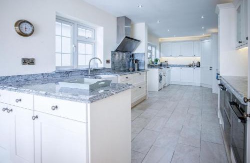 Saundersfoot House | Rainbow Leap - 5 Bed Holiday Home - Saundersfoot