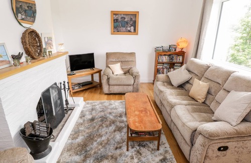 Clifden Cottage | RAINBOWS END, pet friendly, with open fire in Clifden, County Galway