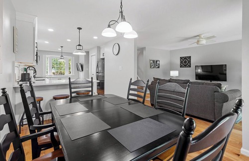 Northwest Raleigh House | Raleigh Retreat close to NCState, DWNTN and Rex