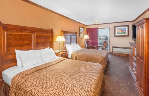Mackinaw City Hotel | Ramada by Wyndham Mackinaw City Waterfront