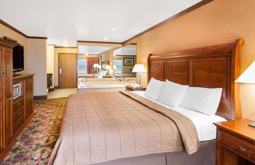 Mackinaw City Hotel | Ramada by Wyndham Mackinaw City Waterfront